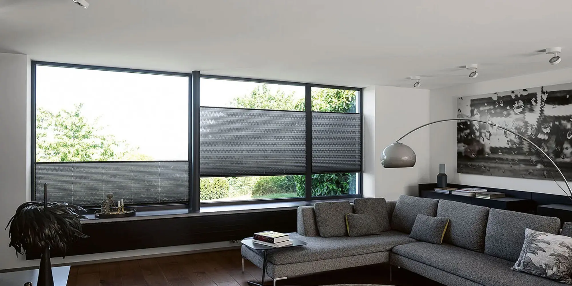 banner-MHZ-plisees-fensterrahmen-wohnzimmer